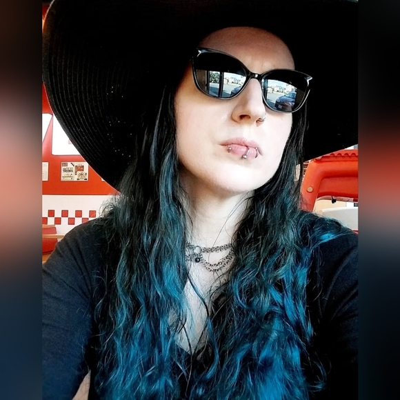 🦇 Meet your Posher, Laurie 🦇 - Picture 9 of 13